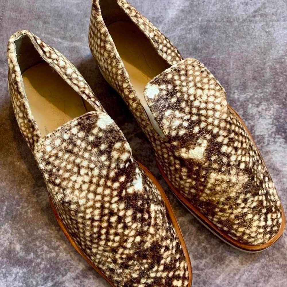 Free People Snake Eyes Velvet Slip On Loafers.. Size 8.5. Cream & Brown. EUC.
